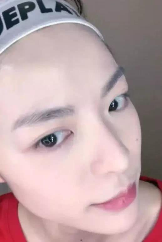 给明星网红化妆的女生,揭秘化妆师如何塑造时尚妆容
