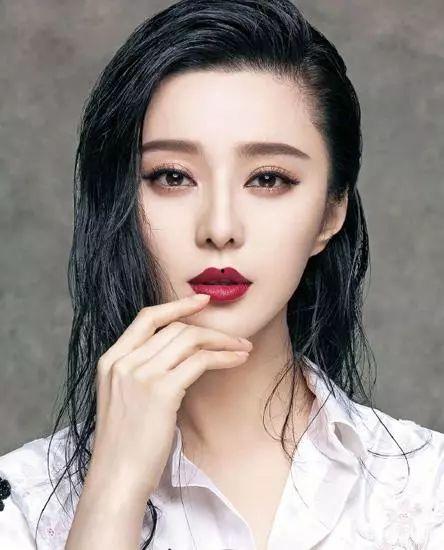 给明星网红化妆的女生,揭秘化妆师如何塑造时尚妆容