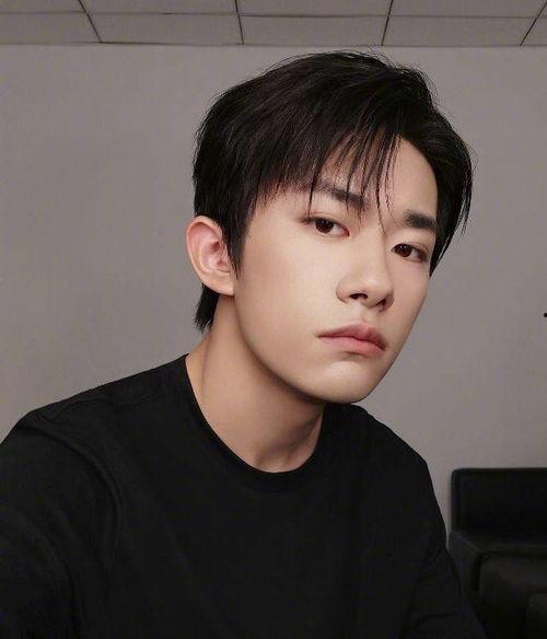 男明星网红写真照片,揭秘男明星网红写真背后的时尚风采