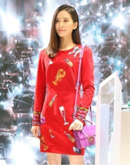 女明星网红裙子掉落事件,女明星现场尴尬瞬间引发热议