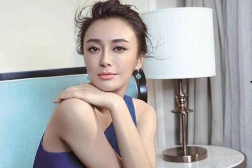 女明星网红崴到脚踝,关注明星健康与粉丝关爱